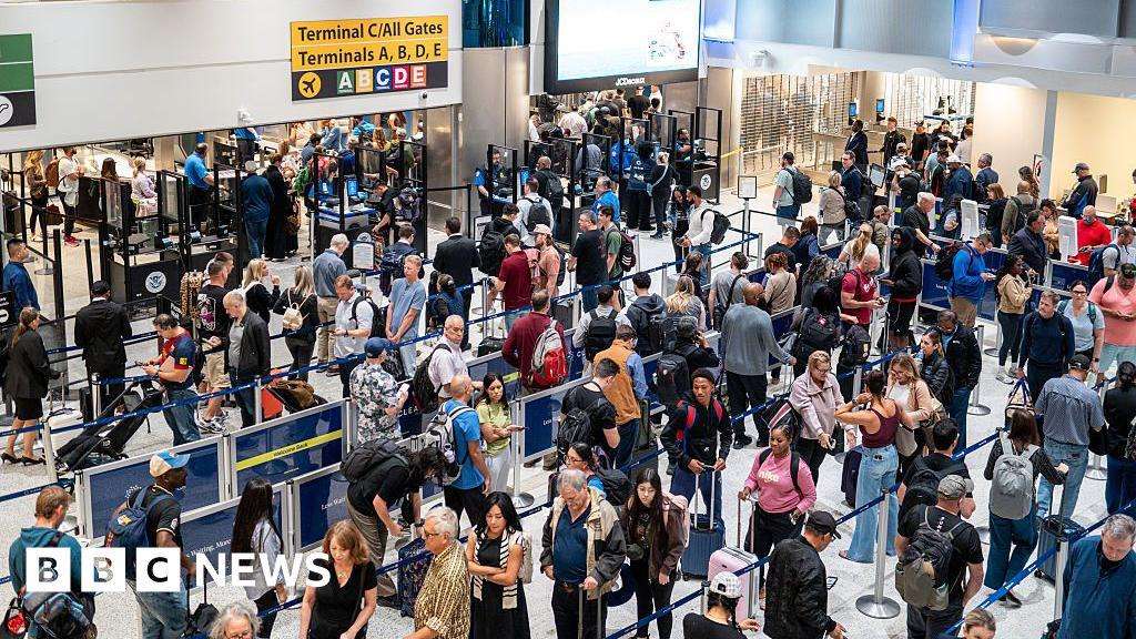image for More than 1,000 flights cancelled as US air traffic cuts enter second day