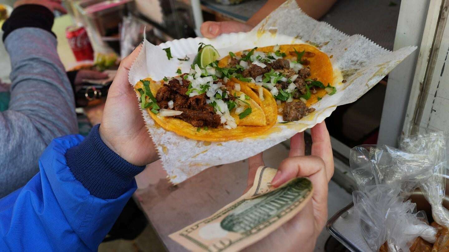 image for Chicagoans buy out street vendors amid a federal immigration crackdown