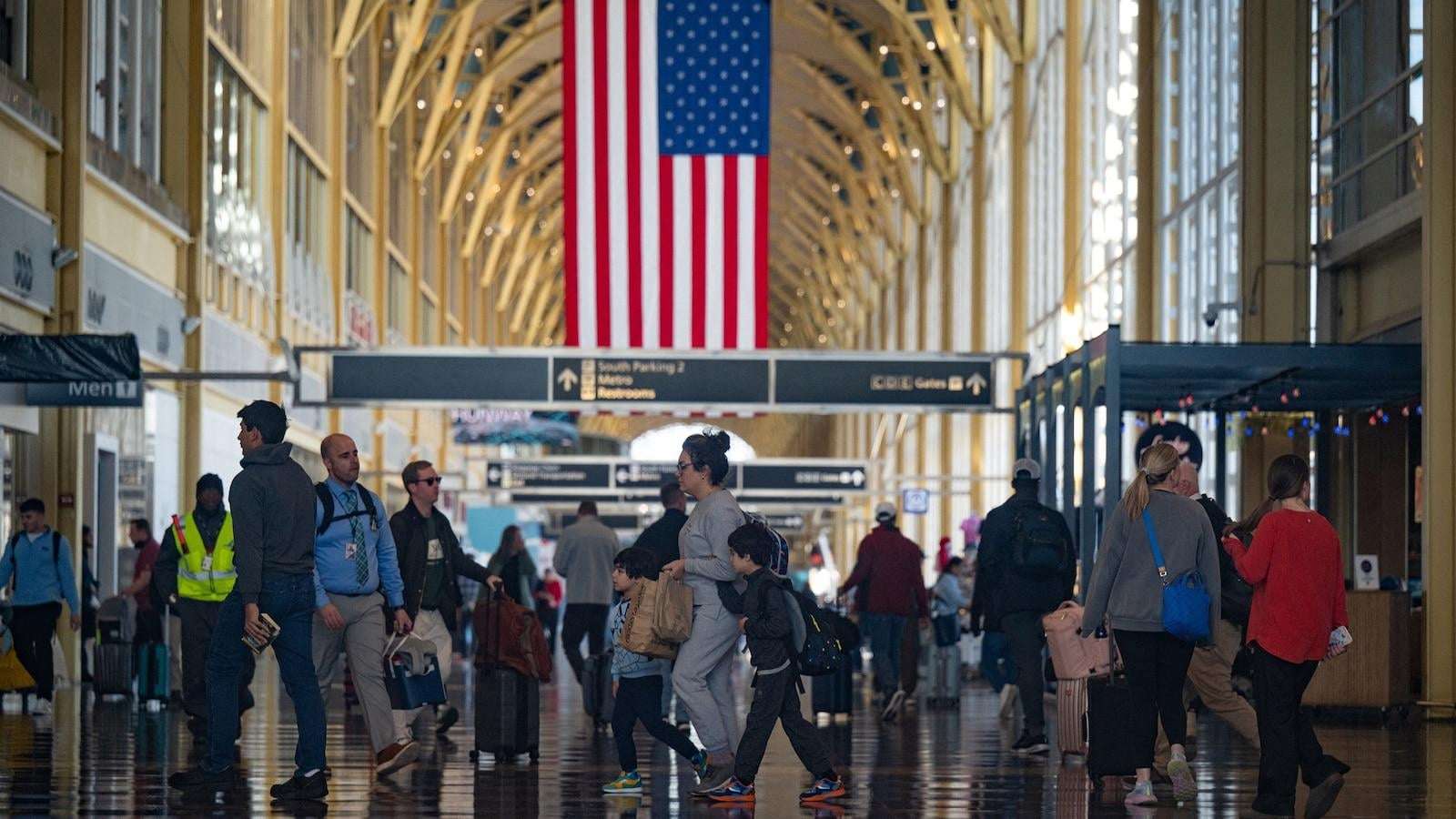 image for Flight reductions to hold at 6% amid 'rapid decline in controller callouts': DOT