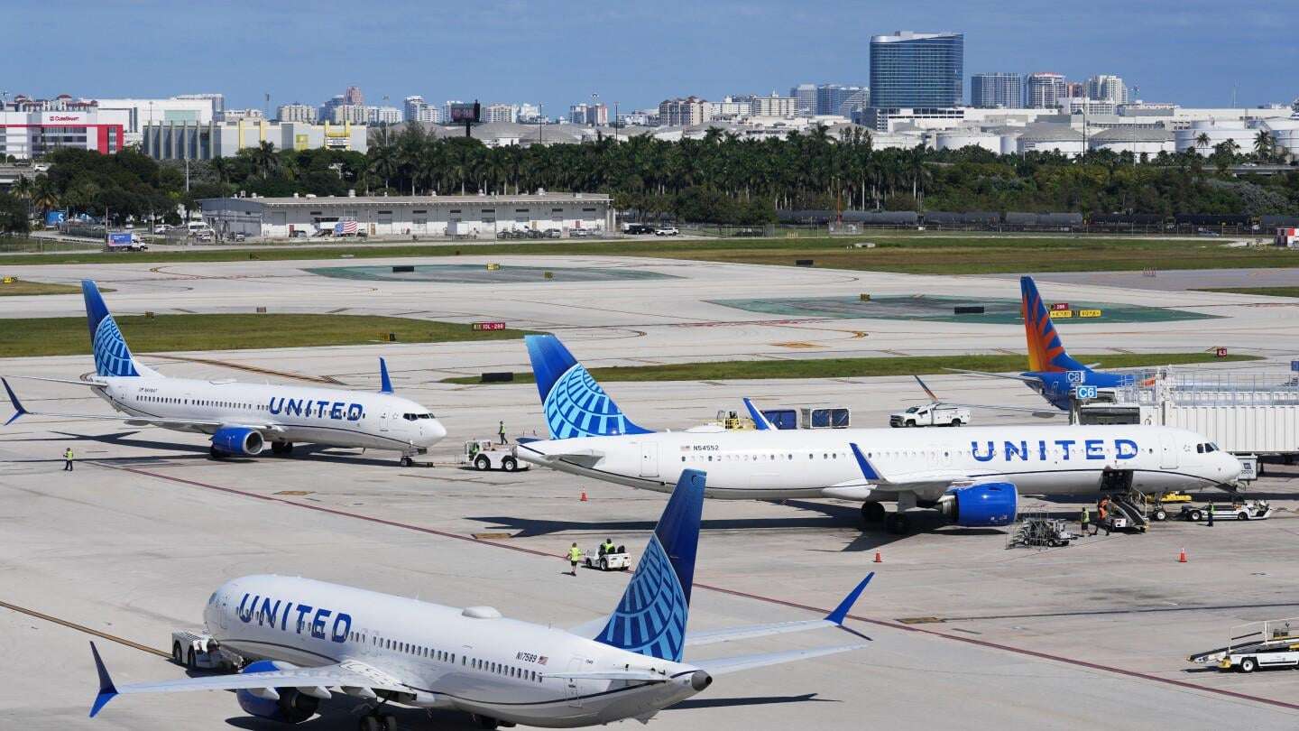 image for FAA gives $10K bonuses only to controllers and technicians with perfect attendance during shutdown