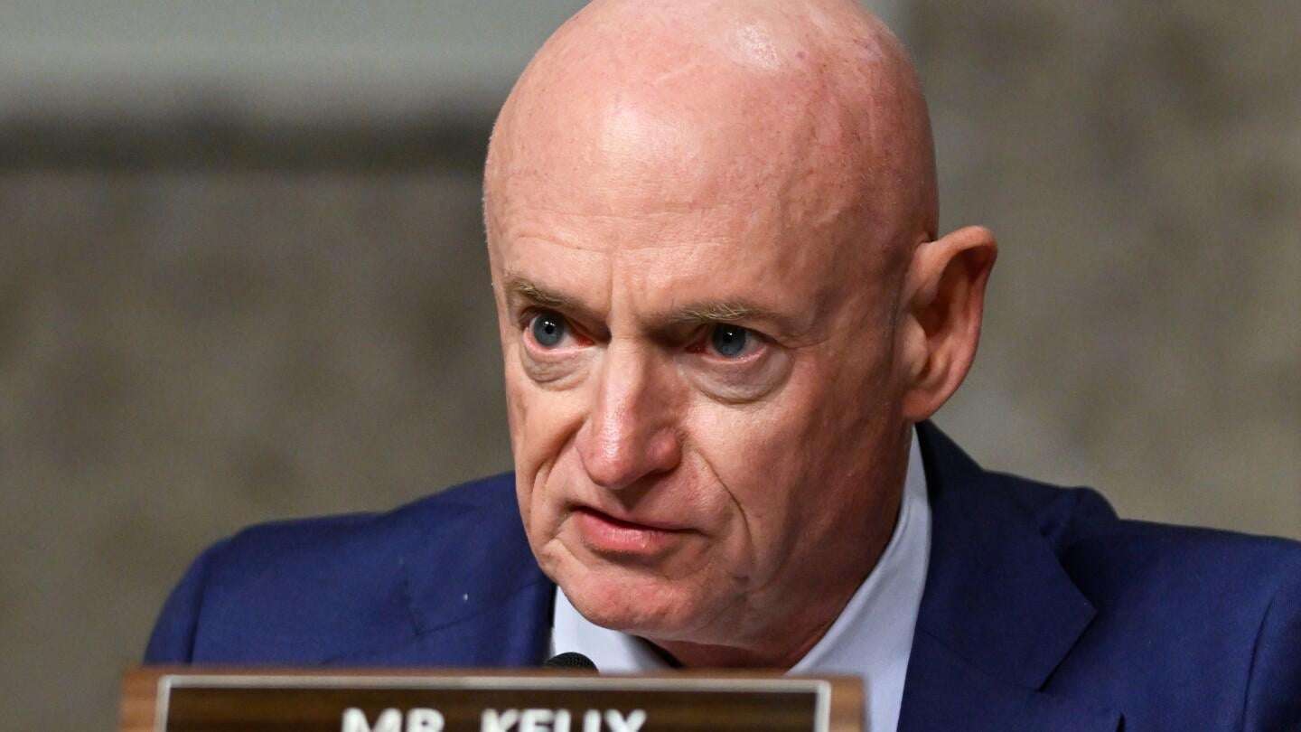 image for Experts doubt the Pentagon can punish Kelly over the ‘illegal orders’ video
