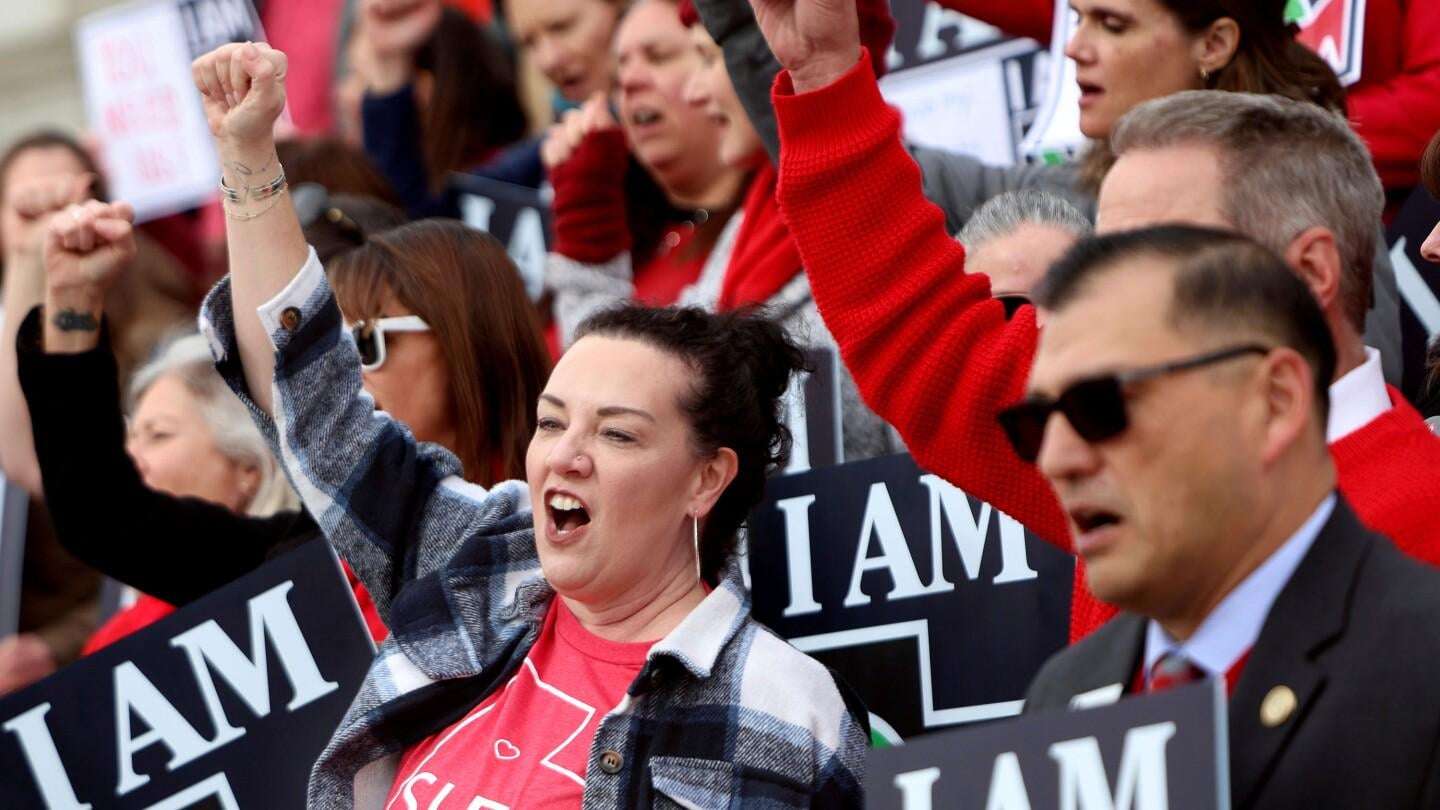 image for Utah repeals ban on collective bargaining for teachers, firefighters and police unions
