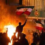 image for Iranian protesters raise the historic Lion and Sun flag under flames, rejecting the current regime.