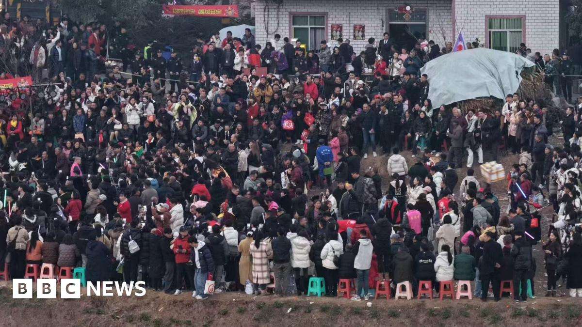 image for Chongqing: Thousands descend on village after Chinese woman's social media plea