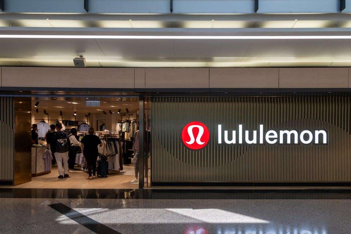 image for Lululemon pauses sales of leggings after customer complaints