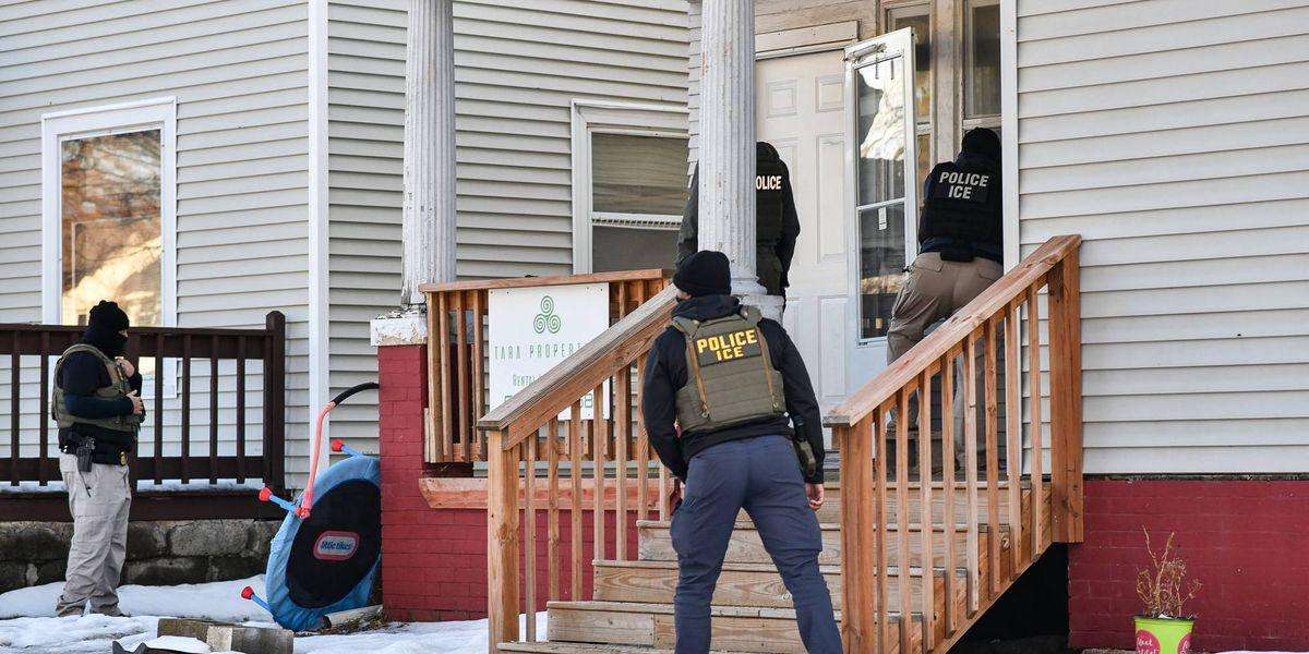image for 'The Fourth Amendment Literally Exists to Prevent This': Memo Claims ICE Can Forcibly Enter Homes Without Judicial Warrants