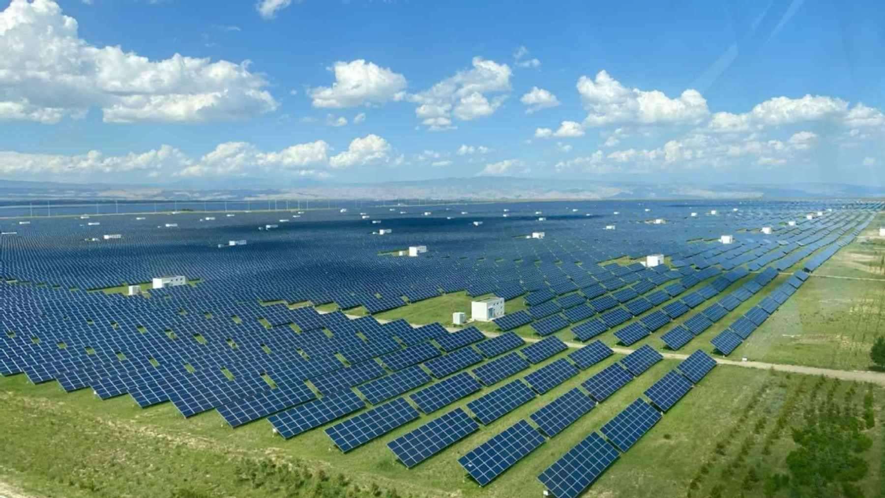 image for On the Tibetan plateau, China has installed a 16-17 GW mega solar plant that is turning an alpine desert into a “micro-oasis”: more moisture, more grass, and soils with more carbon under 64 km² of pan