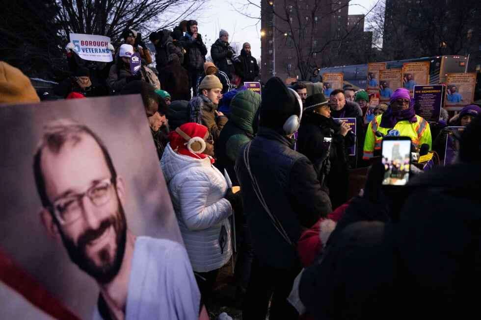 image for The Justice Department has opened a federal civil rights probe into the killing of Alex Pretti