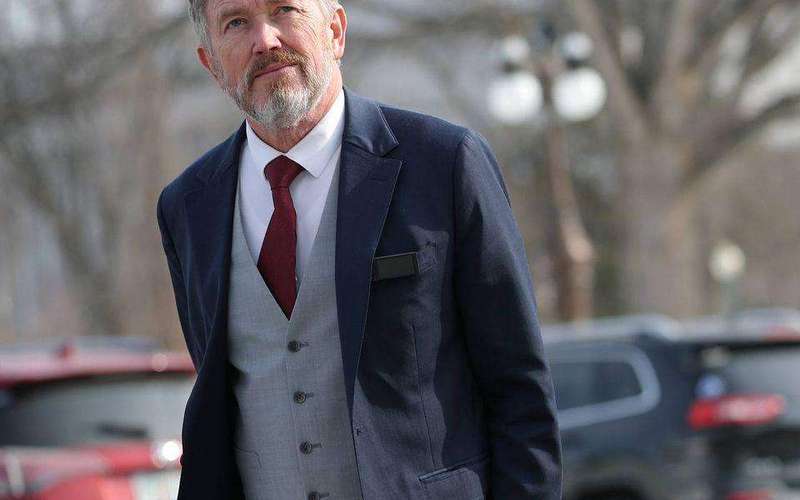 image for Massie Threatens to Go 'Nuclear' and Reveal Epstein Client Names If Bondi Won't Unredact Them
