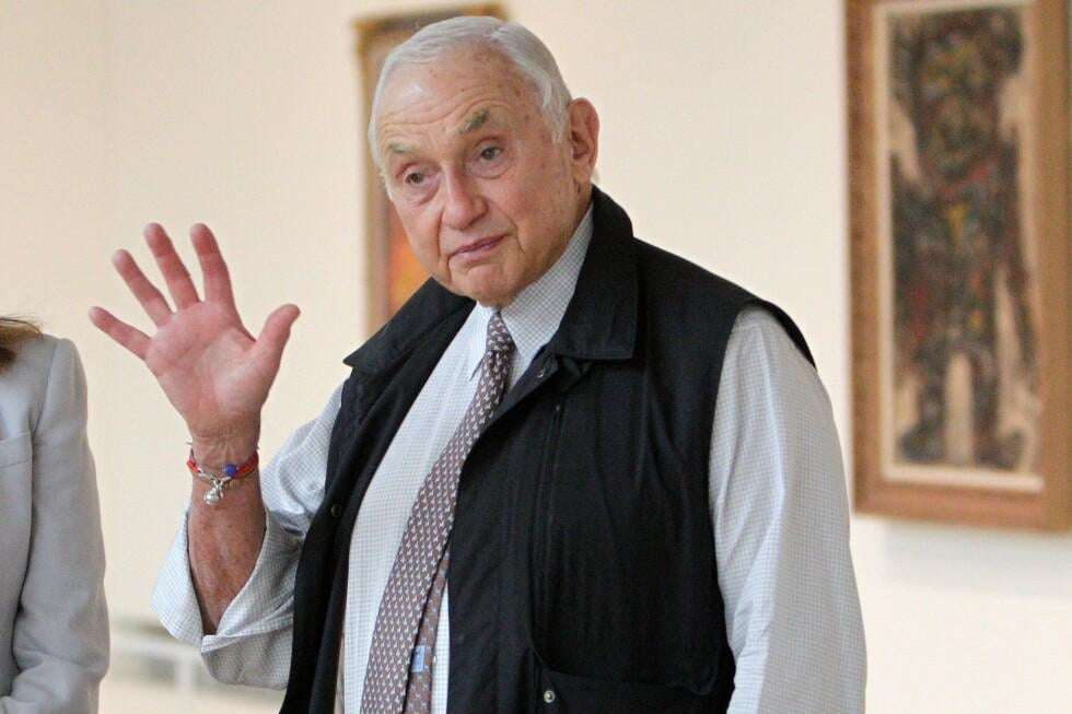 image for Billionaire Les Wexner says he was ‘duped’ by adviser Jeffrey Epstein, ‘a world-class con man’