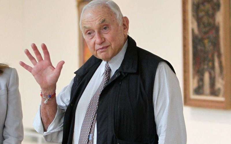 image for Billionaire Les Wexner says he was ‘duped’ by adviser Jeffrey Epstein, ‘a world-class con man’