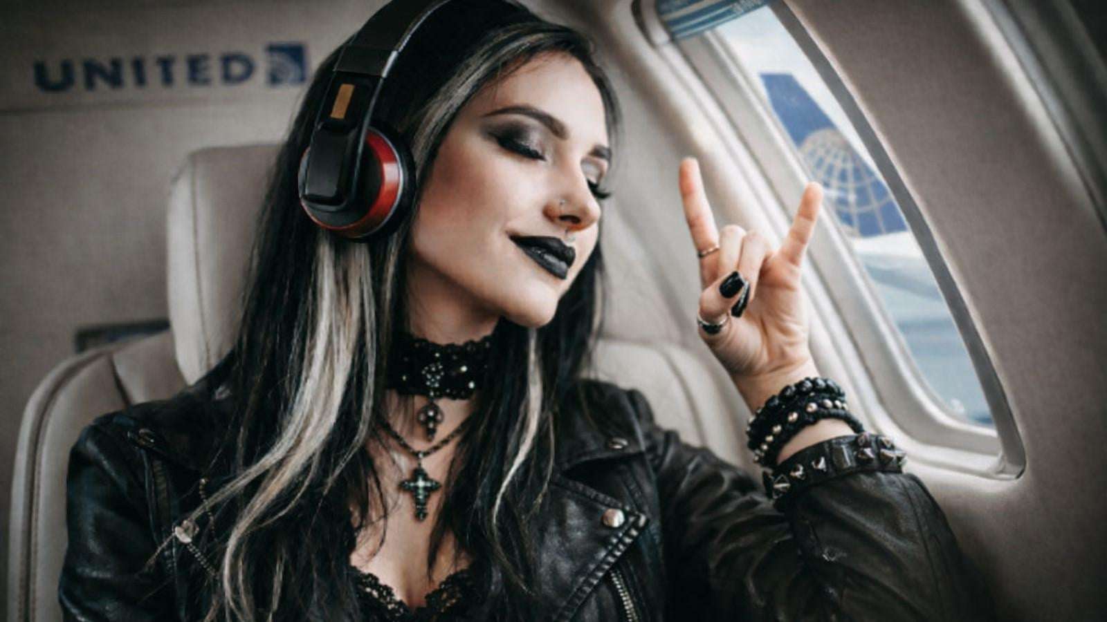 image for United Airlines can now kick passengers off flights and ban them for not using headphones