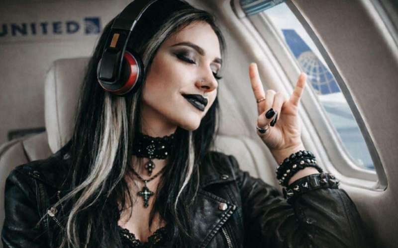image for United Airlines can now kick passengers off flights and ban them for not using headphones