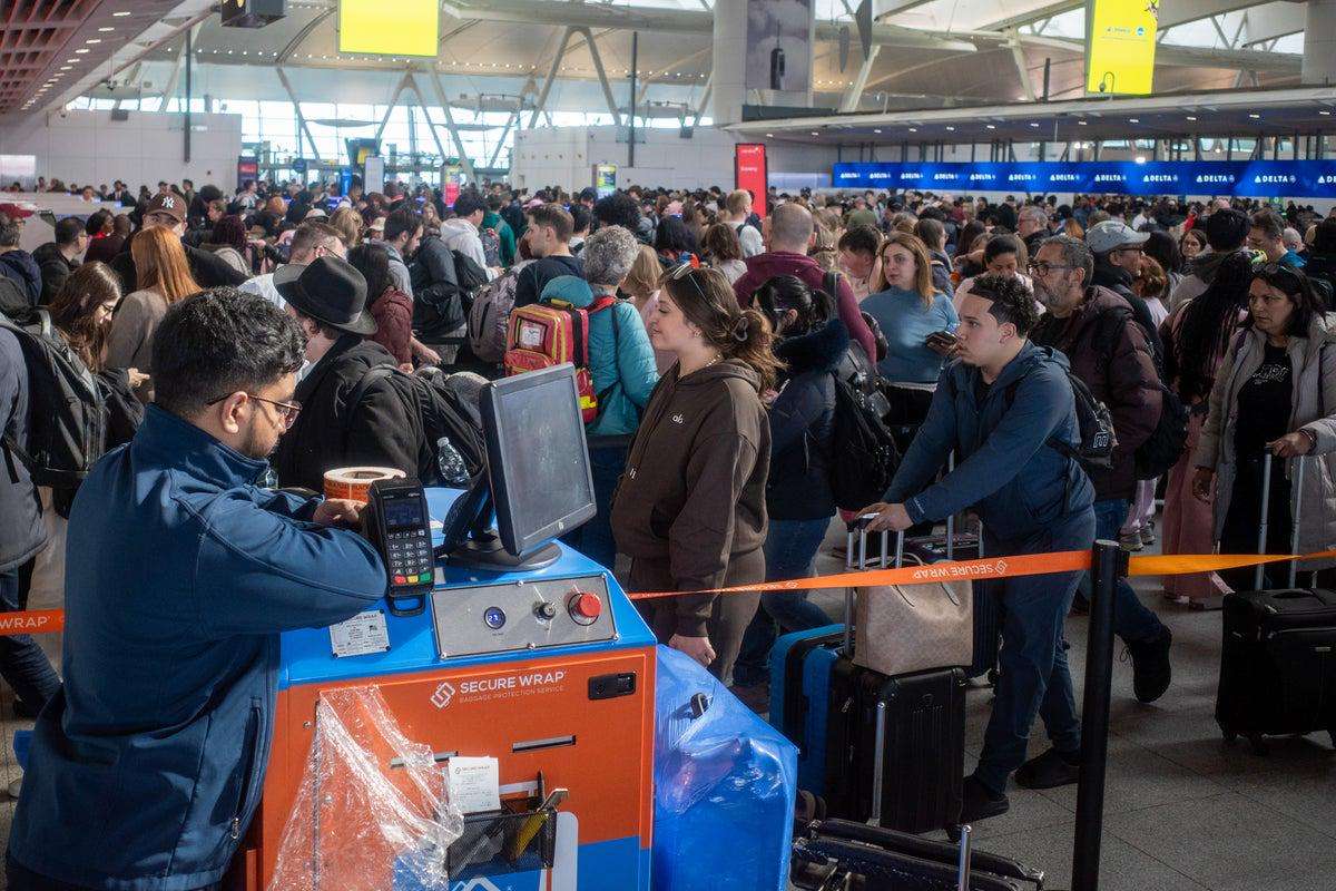 image for Trump says he’s signing an order instructing DHS to pay TSA agents to stop ‘chaos at the airports’ amid 40-day funding shutdown