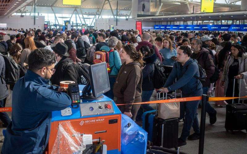 image for Trump says he’s signing an order instructing DHS to pay TSA agents to stop ‘chaos at the airports’ amid 40-day funding shutdown