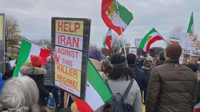 image for President Trump: 'We sent guns to the Iranian protesters'