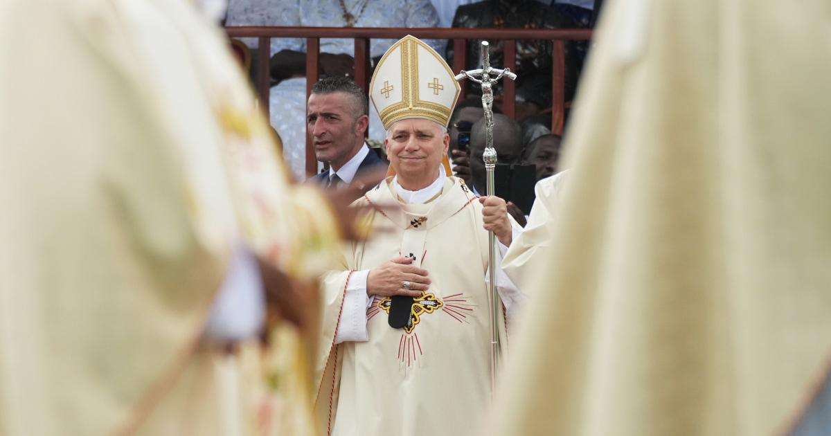 image for Pope Leo XIV greeted by crowd of 120,000 in Cameroon as he attacks uneven distribution of wealth