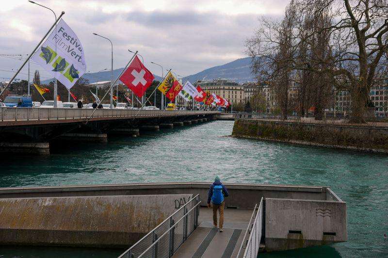 image for Most Swiss back initiative to cap population at 10 million, poll shows