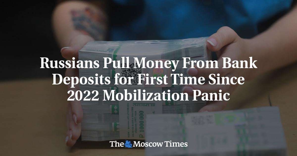 image for Russians Pull Money From Bank Deposits for First Time Since 2022 Mobilization Panic