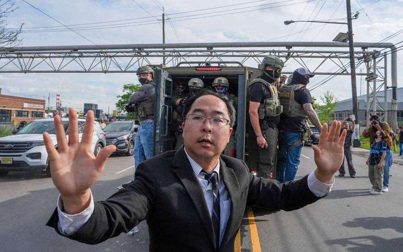 image for US Senator pepper-sprayed by ICE outside immigration detention center: ‘It’s just burning’