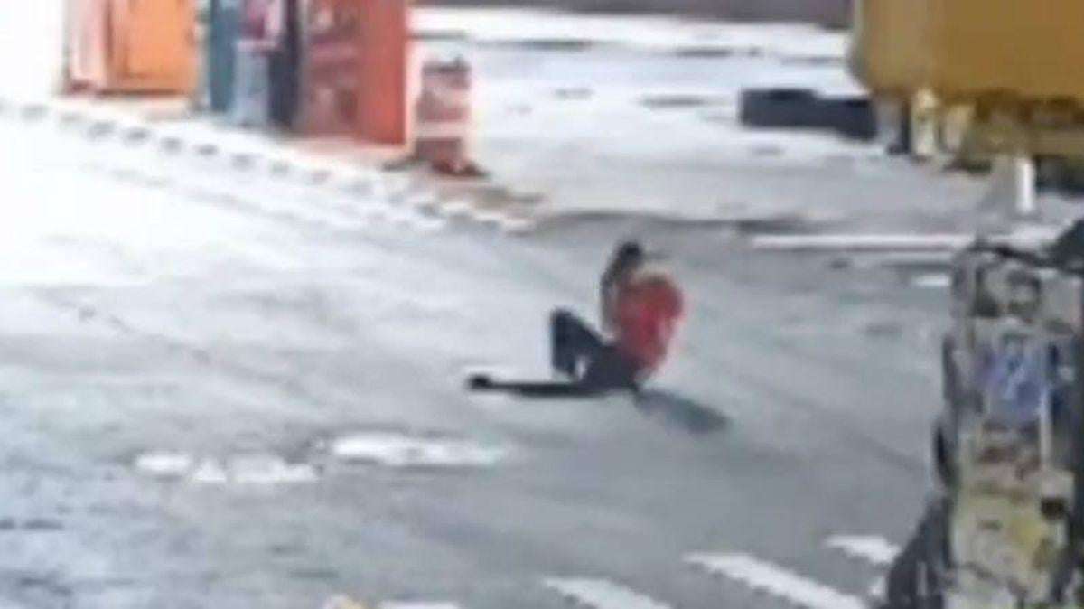 image for NYPD investigates Brooklyn sewer mystery as men emerge from manholes underground