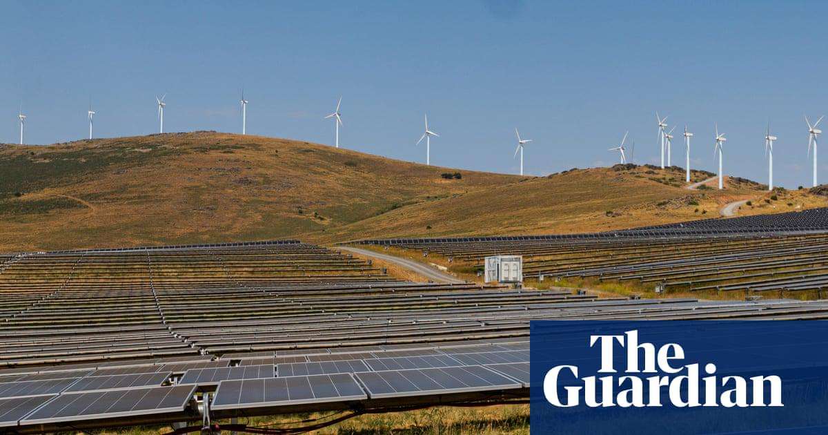 image for Spanish households save €10 a month thanks to renewables expansion, report finds